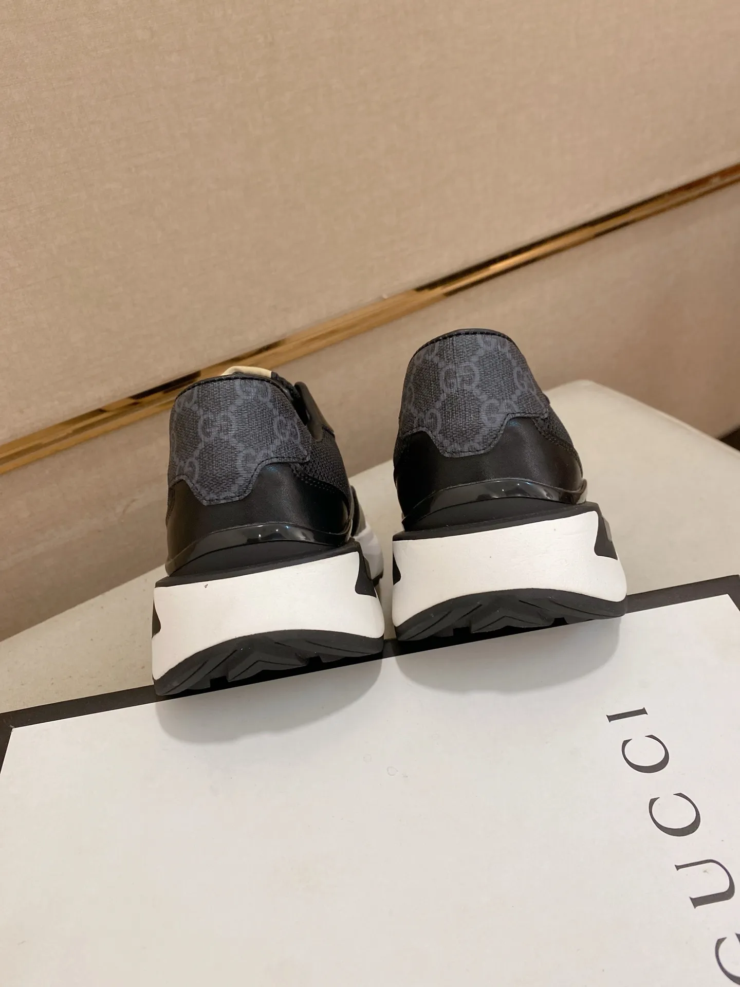 Men's shoes 💰 462💰The new GUCCI (Gucci) counters are launched simultaneously. The new men's shoes, 😘fabrics are selected from imported cowhide, and the lining is sheepskin lining. 👍🏿 High-end ☄️ air-cushion molded anti-slip rubber outsole, exquisite lines, simple and elegant, comfortable and high-end for leisure travel. Code number: 38 to 44 (45 can be customized and cannot be returned or exchanged)